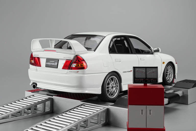 MotorHelix 1:18 Mitsubishi Lancer Evolution IV GSR Diecast Model