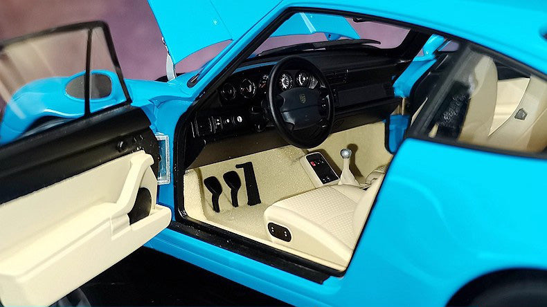 AUTOart 1:18 Porsche 911 (993) Carrera Diecast Car Model