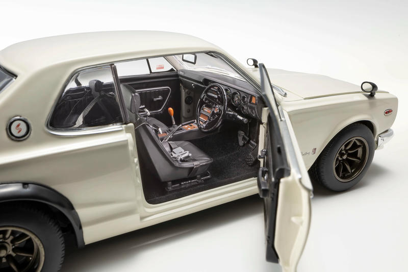 Kyosho Nissan Skyline 2000 GT-R (KPGC10) 1:18 Diecast Model Car