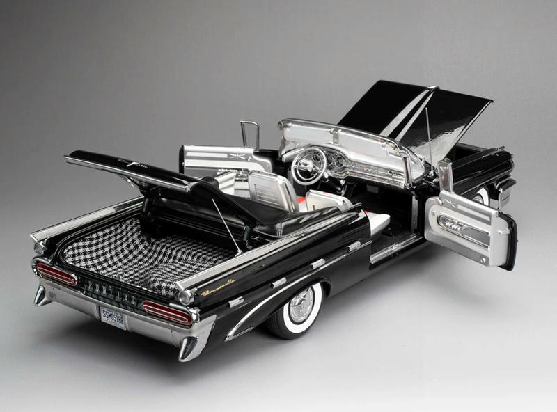 SunStar 1:18 1959 Pontiac Bonneville Platinum Edition Diecast Model