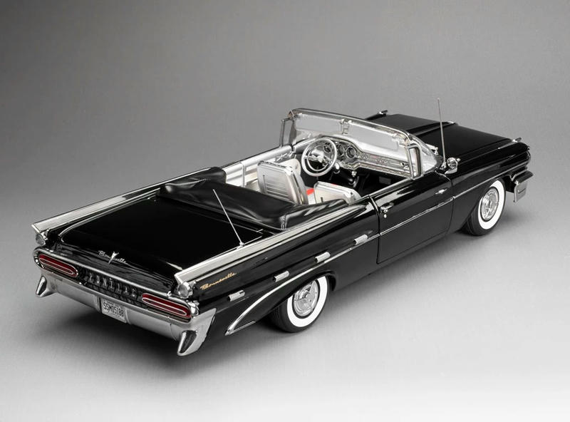 SunStar 1:18 1959 Pontiac Bonneville Platinum Edition Diecast Model