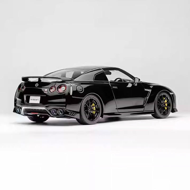 MotorHelix 1:18 Nissan GT-R (R35) Track Edition