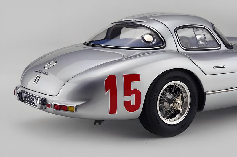 CMC 1:18 Mercedes-Benz 300 SLR 1955 Uhlenhaut Coupe Diecast Model – Silver (M-244 / M-245)