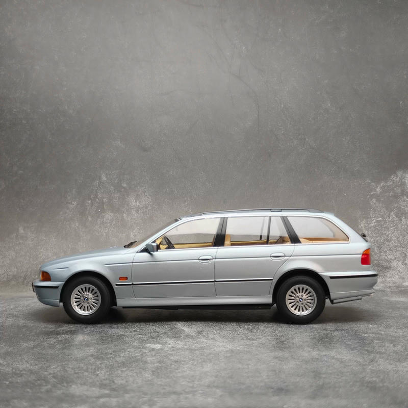 Triple9 1:18 BMW 5 Series Touring (E39) 1998 Diecast Model