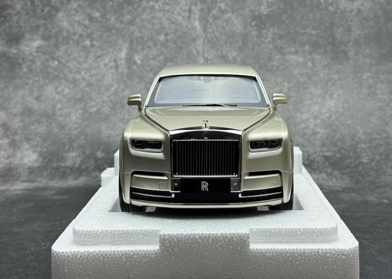 OEM 1:18 Rolls-Royce Phantom VIII Diecast Model