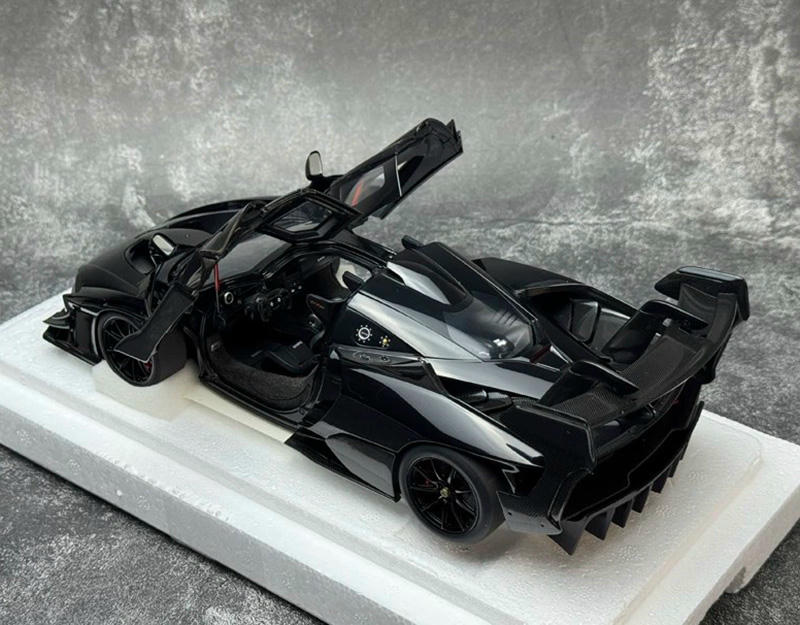 AUTOart 1:18 McLaren Senna GTR Diecast Model