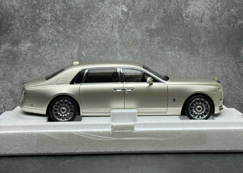 OEM 1:18 Rolls-Royce Phantom VIII Diecast Model