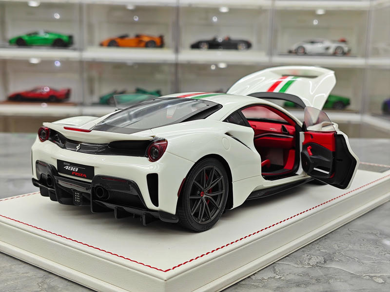 Dino Model 1:18 Ferrari 488 Pista Resin (Fully Open) Model