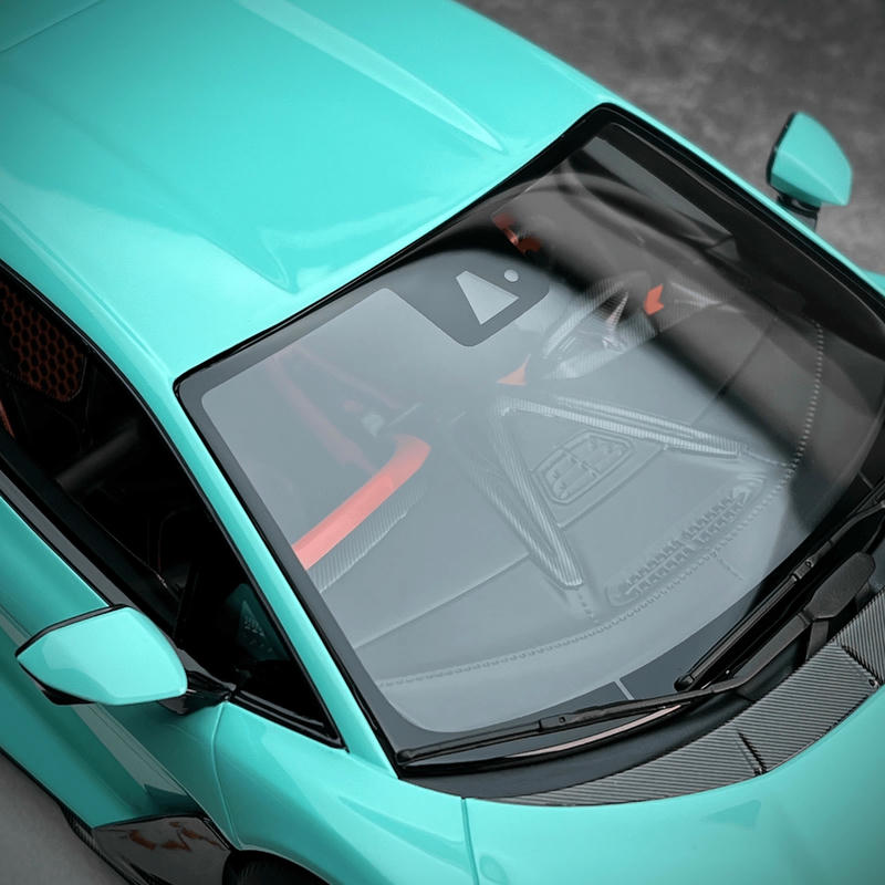 MR 1:18 Lamborghini Revuelto Resin Model – Christmas Edition