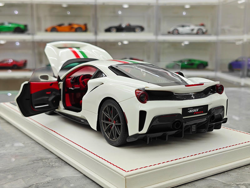 Dino Model 1:18 Ferrari 488 Pista Resin (Fully Open) Model
