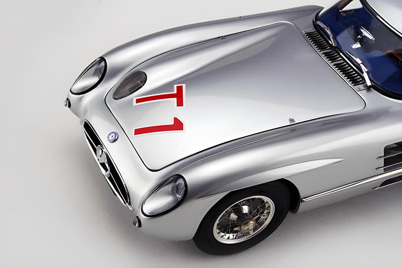 CMC 1:18 Mercedes-Benz 300 SLR 1955 Uhlenhaut Coupe Diecast Model – Silver (M-244 / M-245)