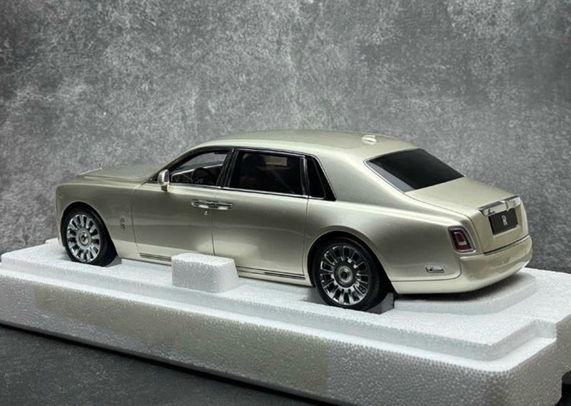 OEM 1:18 Rolls-Royce Phantom VIII Diecast Model