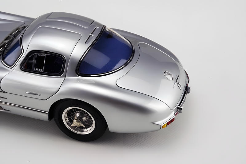 CMC 1:18 Mercedes-Benz 300 SLR 1955 Uhlenhaut Coupe Diecast Model – Silver (M-244 / M-245)