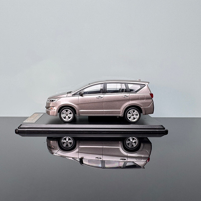 Toyota INNOVA MPV 1:32 Diecast Model – Premium Closed Body Collectible