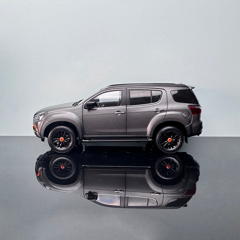 Isuzu MU-X 1:18 Scale Diecast Model – Premium Collectible