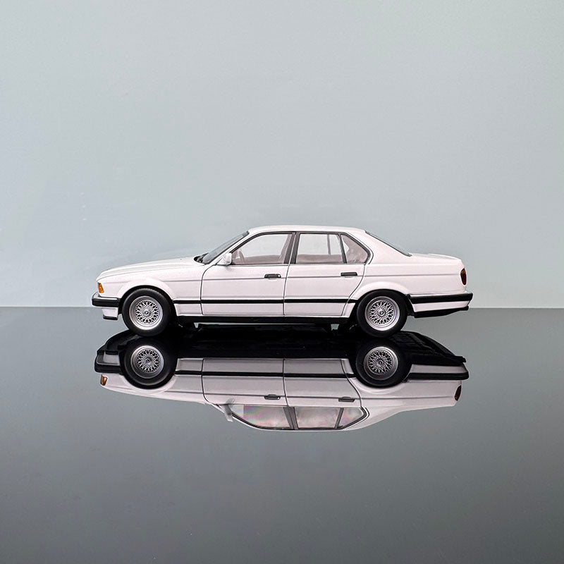 BMW 7 Series 730i (E32) 1986 Diecast Model – 1:18 Scale Classic Collectible by Mini Cut  White