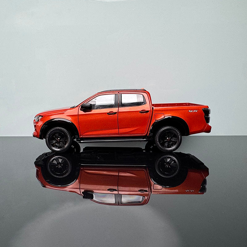 Isuzu Pickup Truck 1:18 Diecast Model – Interactive Collectible