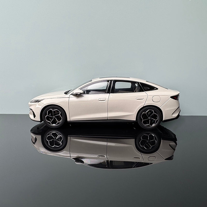 BYD Seal EV 1:18 Diecast Model – Premium Interactive Collectible