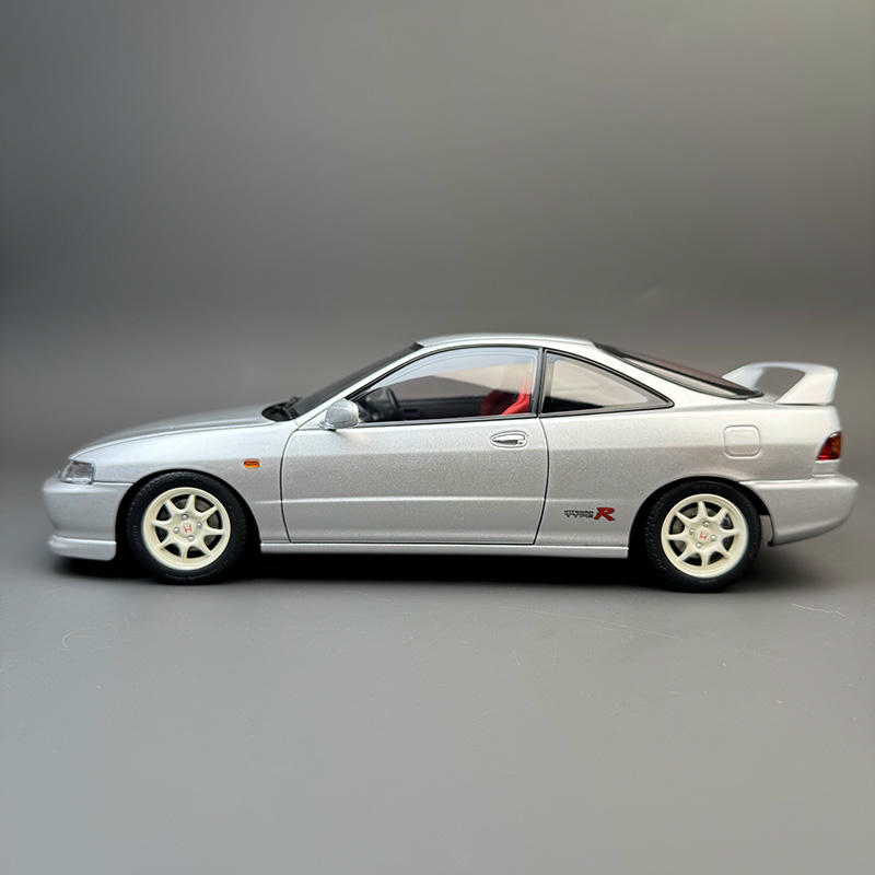 MotorHelix 1:18 Honda Integra Type-R DC2 Diecast Car—Silver