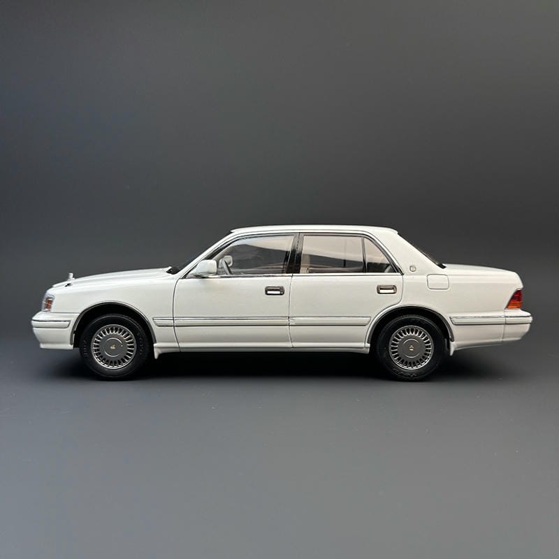 1:18 Scale Toyota Crown 155 Diecast Model Car – Alloy Build with Opening Doors, Hood, Trunk &amp; Functional Steering
