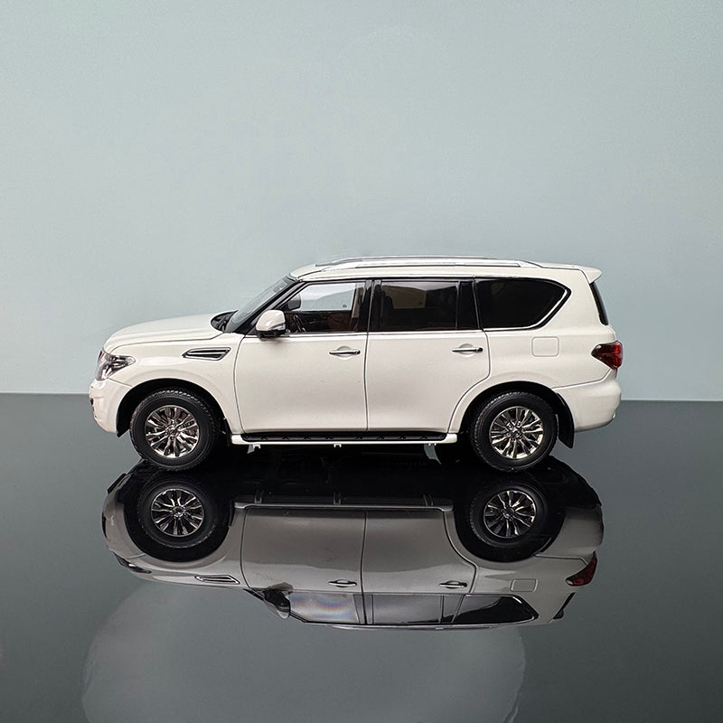 Nissan Patrol Y62 1:18 Diecast Model – Fully Interactive Collectible