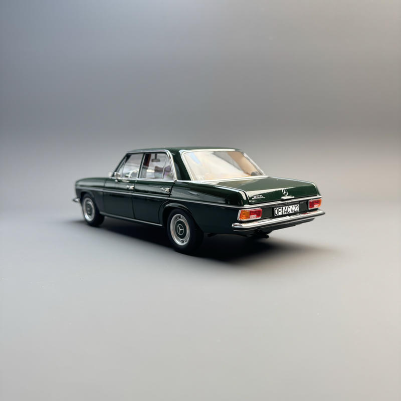 Norev Mercedes-Benz 200 W115 1968 1:18 Diecast Model Car – Green