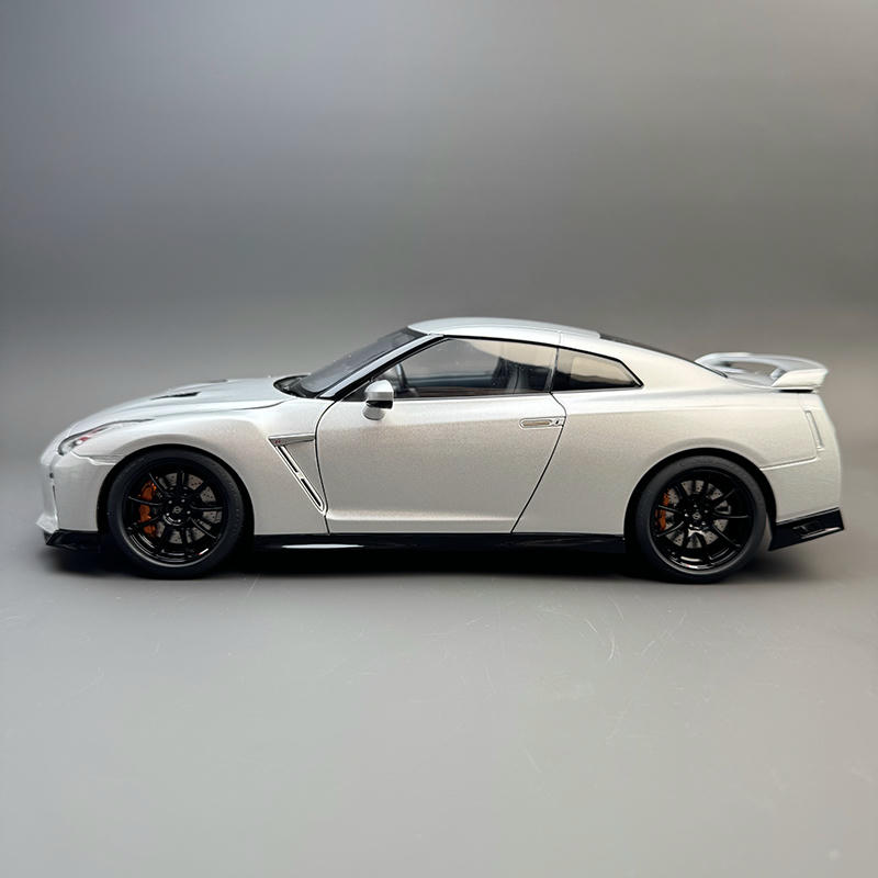 MotorHelix 1:18 Nissan GT-R (R35) Track Edition – YX car model