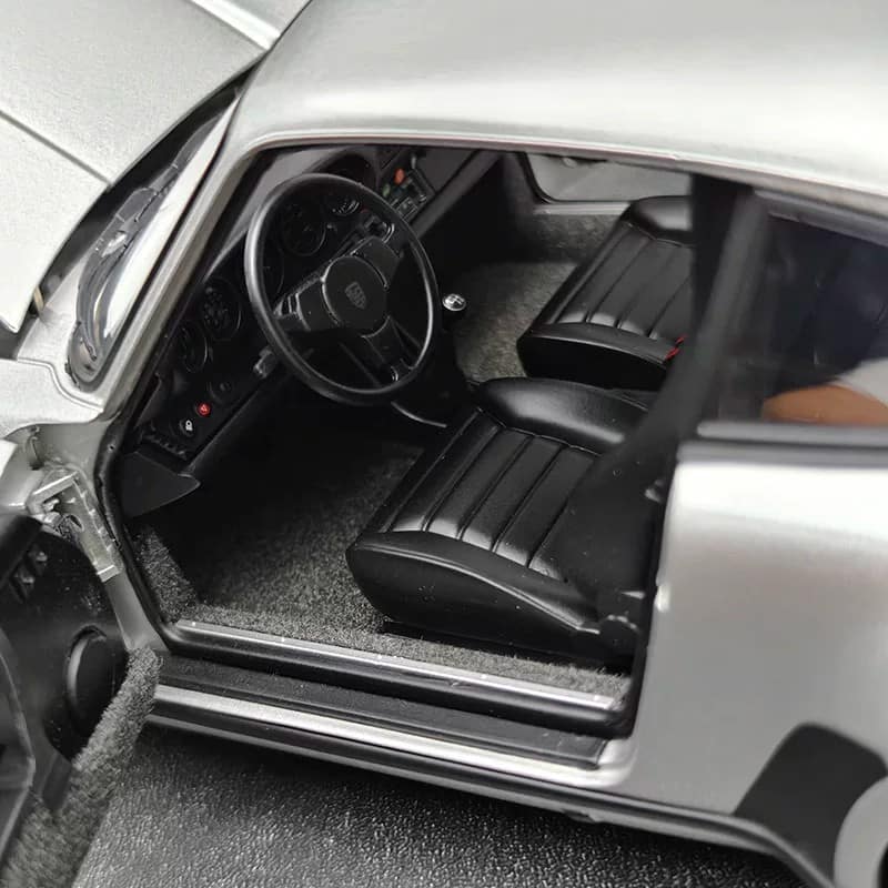 AUTOart 1:18 Porsche 911 (930) Turbo 3.0 Diecast Model Car