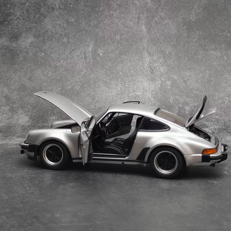 AUTOart 1:18 Porsche 911 (930) Turbo 3.0 Diecast Model Car