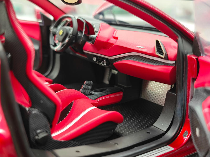 Dino Model 1:18 Ferrari 488 Pista Resin (Fully Open) Model