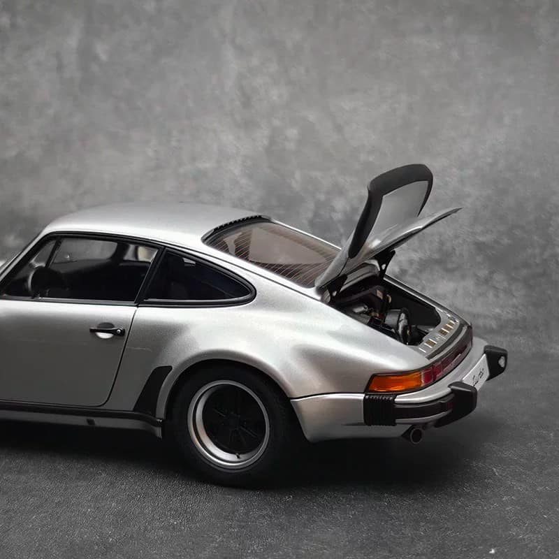 AUTOart 1:18 Porsche 911 (930) Turbo 3.0 Diecast Model Car