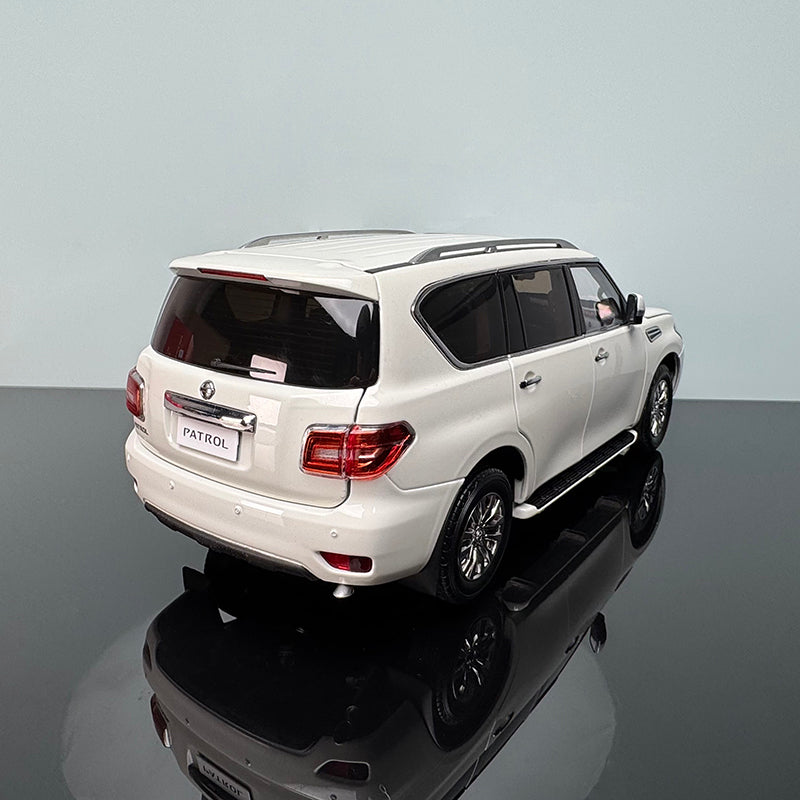 Nissan Patrol Y62 1:18 Diecast Model – Fully Interactive Collectible