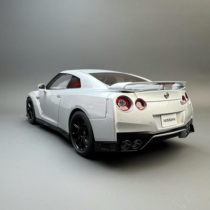 MotorHelix 1:18 Nissan GT-R (R35) Track Edition