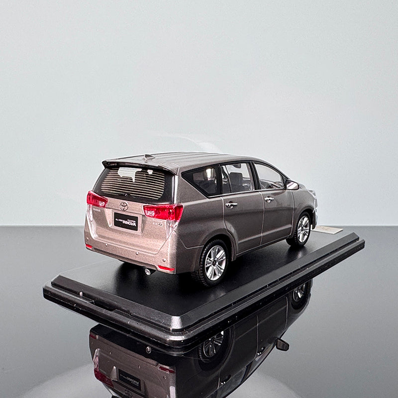 Toyota INNOVA MPV 1:32 Diecast Model – Premium Closed Body Collectible