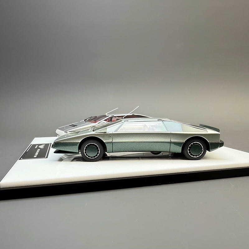 1:43 Aston Martin Bulldog Concept (1980) Resin Model Set