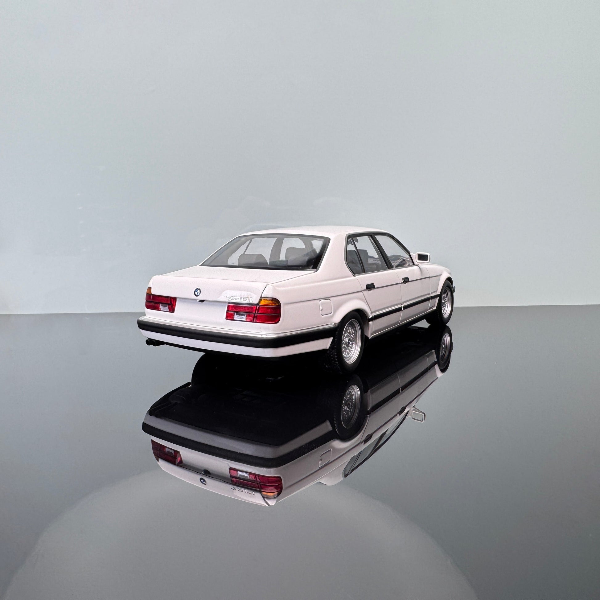 BMW 7 Series 730i (E32) 1986 Diecast Model – 1:18 Scale Classic Collectible by Mini Cut  White