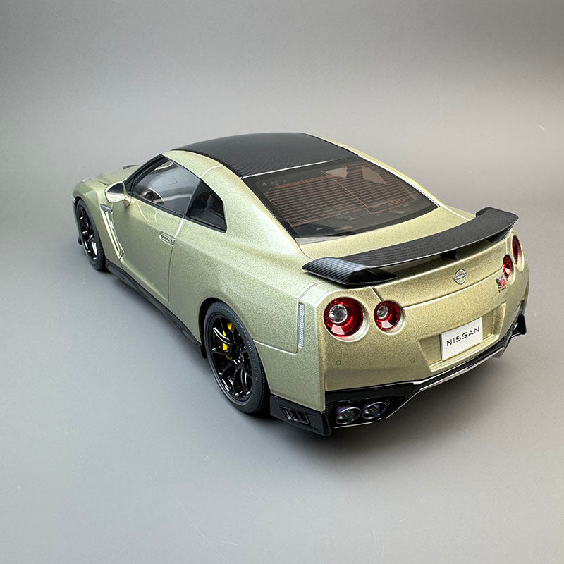 MotorHelix 1:18 Nissan R35 GT-R Diecast Car — Emerald Green