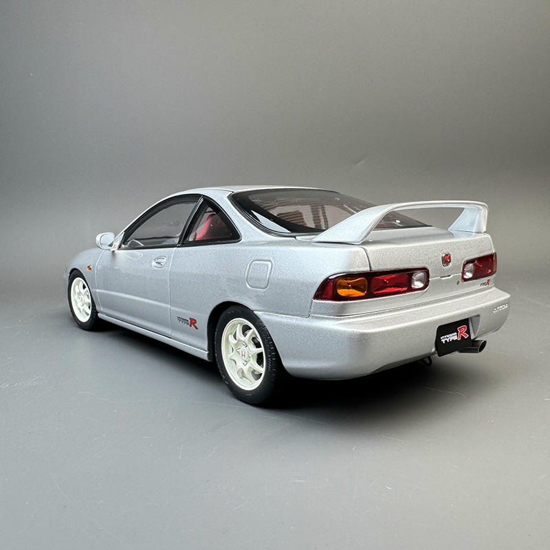 MotorHelix 1:18 Honda Integra Type-R DC2 Diecast Car—Silver
