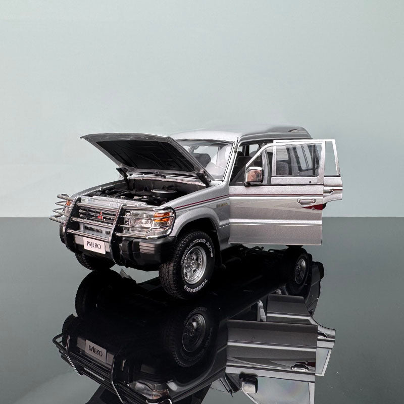 Limited Edition Mitsubishi Pajero Diecast Model – 1:18 Scale Collectible