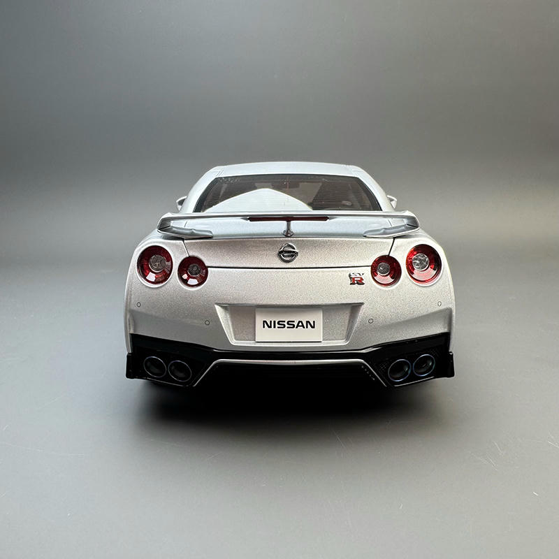 MotorHelix 1:18 Nissan GT-R (R35) Track Edition