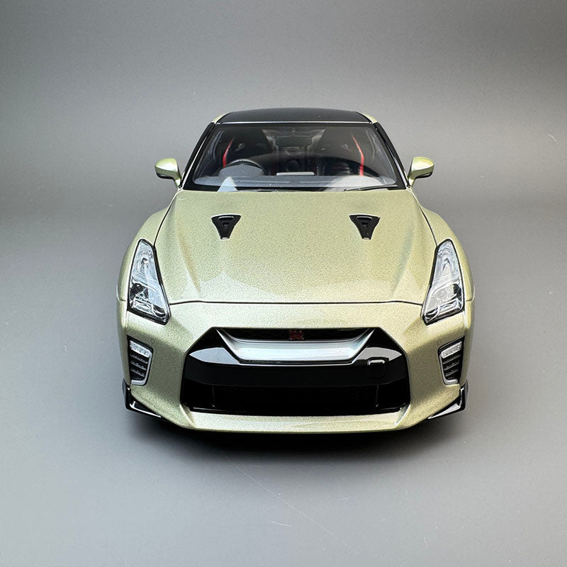 MotorHelix 1:18 Nissan R35 GT-R Diecast Car — Emerald Green