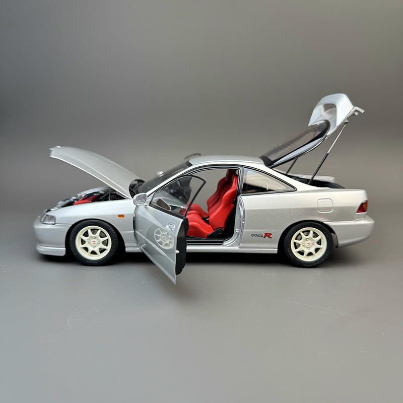 MotorHelix 1:18 Honda Integra Type-R DC2 Diecast Car—Silver