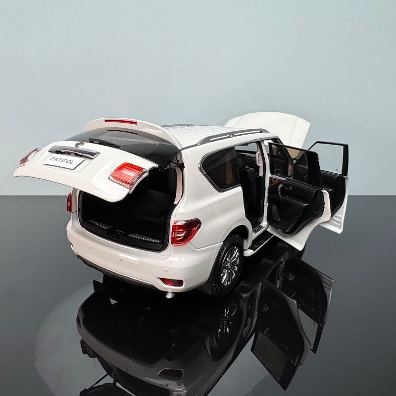Nissan Patrol Y62 1:18 Diecast Model – Fully Interactive Collectible