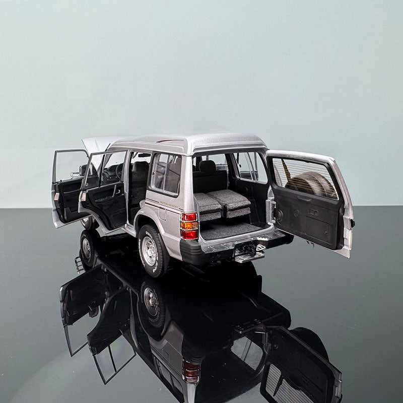 Limited Edition Mitsubishi Pajero Diecast Model – 1:18 Scale Collectible
