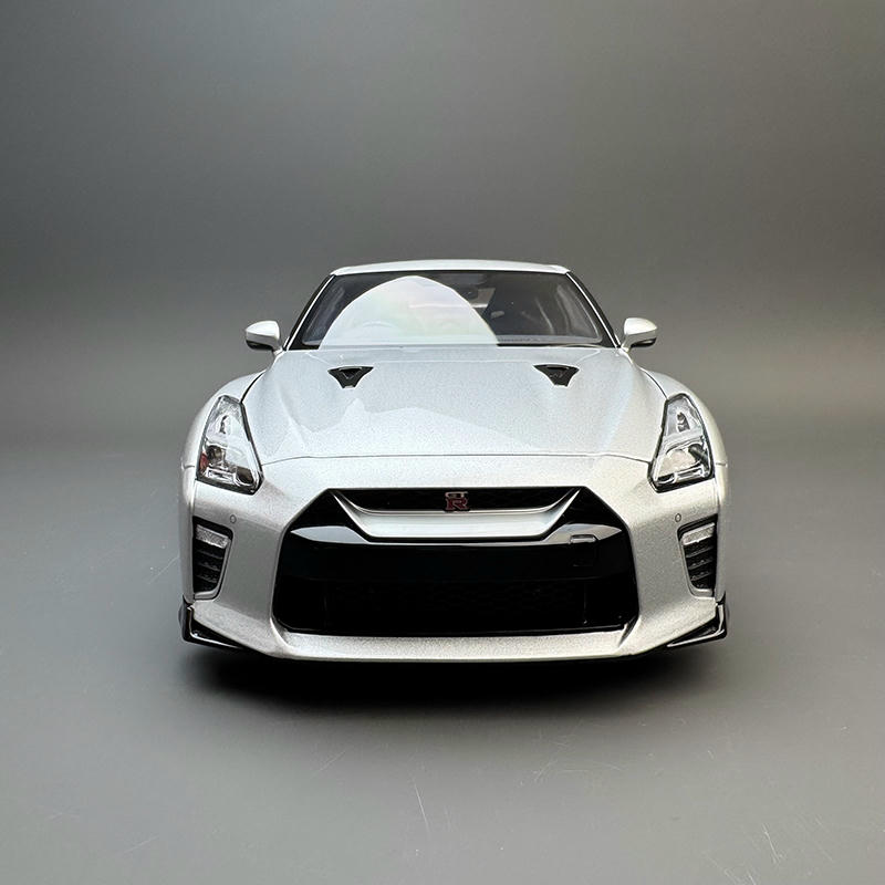 MotorHelix 1:18 Nissan GT-R (R35) Track Edition – YX car model