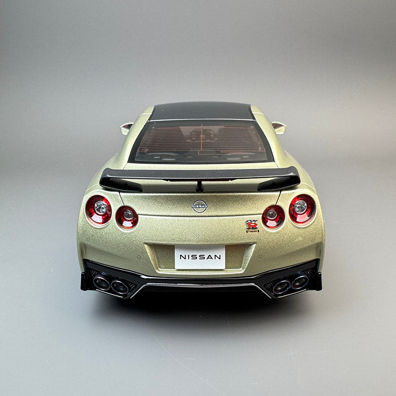 MotorHelix 1:18 Nissan R35 GT-R Diecast Car — Emerald Green