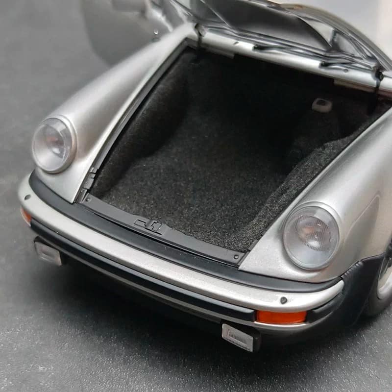 AUTOart 1:18 Porsche 911 (930) Turbo 3.0 Diecast Model Car