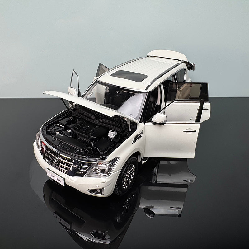 Nissan Patrol Y62 1:18 Diecast Model – Fully Interactive Collectible