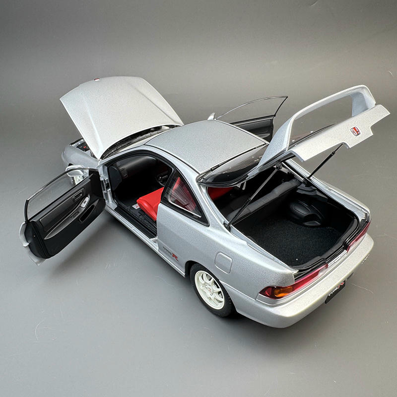 MotorHelix 1:18 Honda Integra Type-R DC2 Diecast Car—Silver