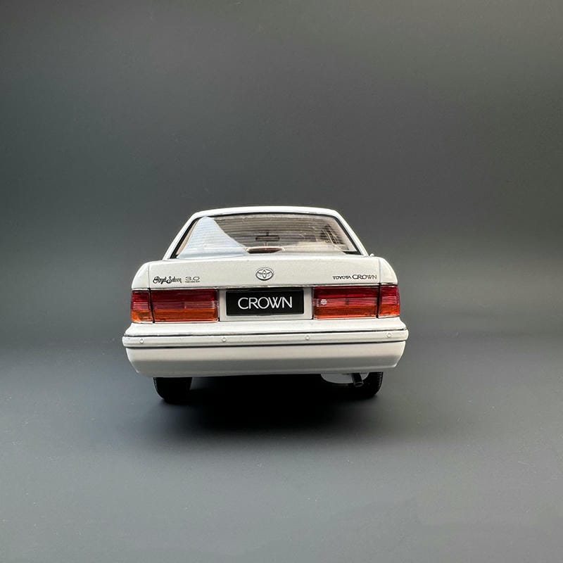 1:18 Scale Toyota Crown 155 Diecast Model Car – Alloy Build with Opening Doors, Hood, Trunk &amp; Functional Steering